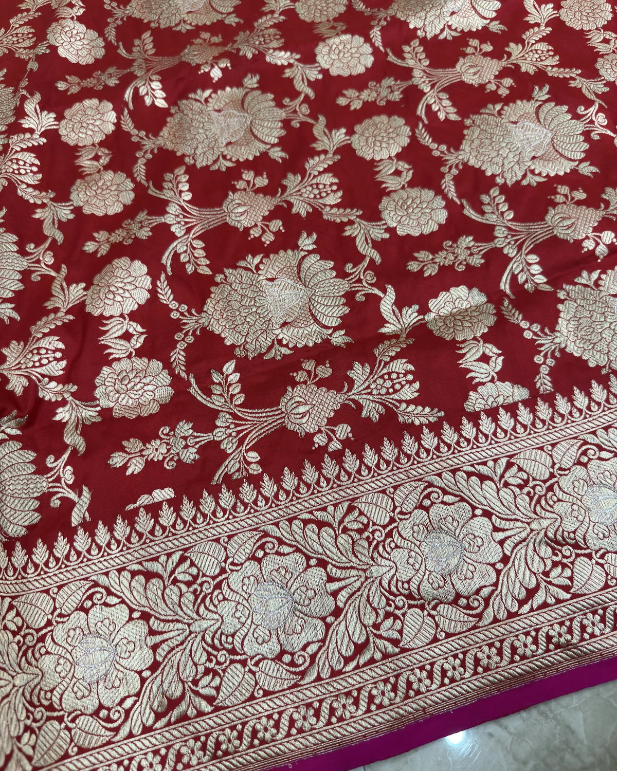 Crimson Red Kadwa Jangla Banarasi Saree, border detail